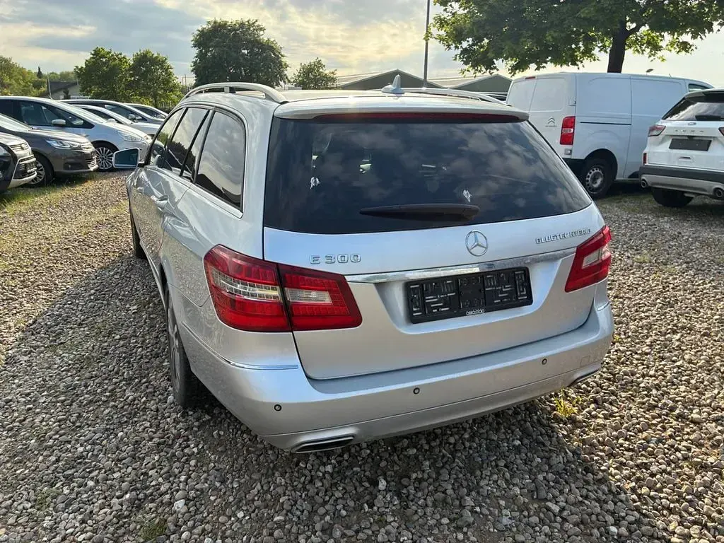 Używany Mercedes E300 204 KM (150 kW) 2013 Srebrny Sedan/Limuzyna