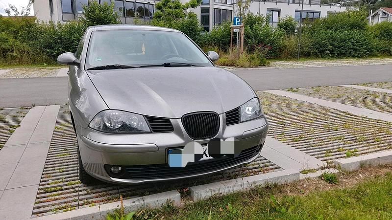 Grau Gebraucht 2004 Seat Ibiza Limousine | 450 € (Superpreis) - Bild 1/4