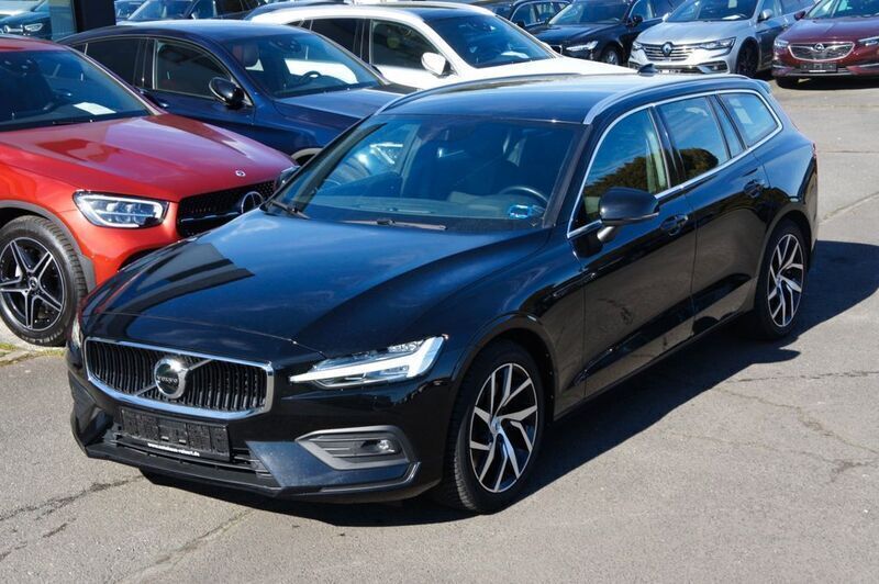 Schwarz Gebraucht 2019 Volvo V60 Momentum Kombi | 25.888 € (Guter Preis) - Bild 1/4