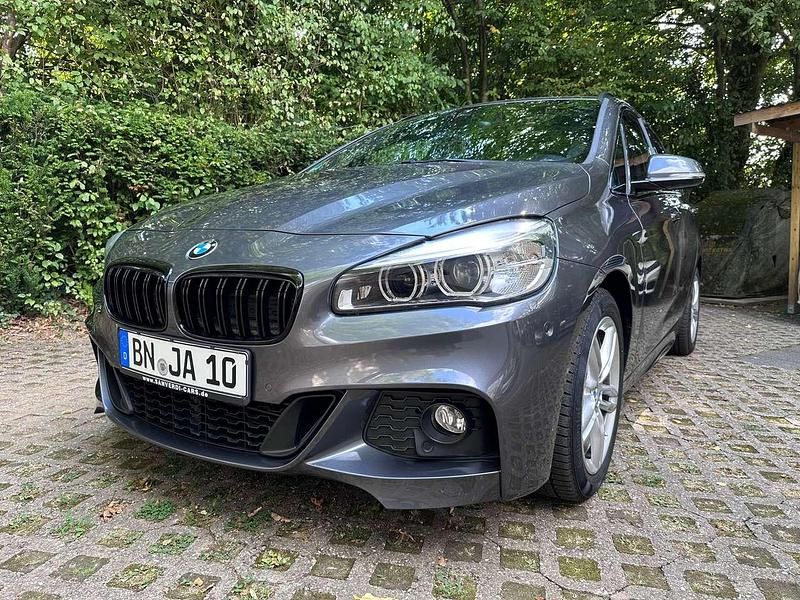Grau Gebraucht 2017 BMW 220 M Sport Van / Kleinbus | 17.800 € (Fairer Preis) - Bild 1/4