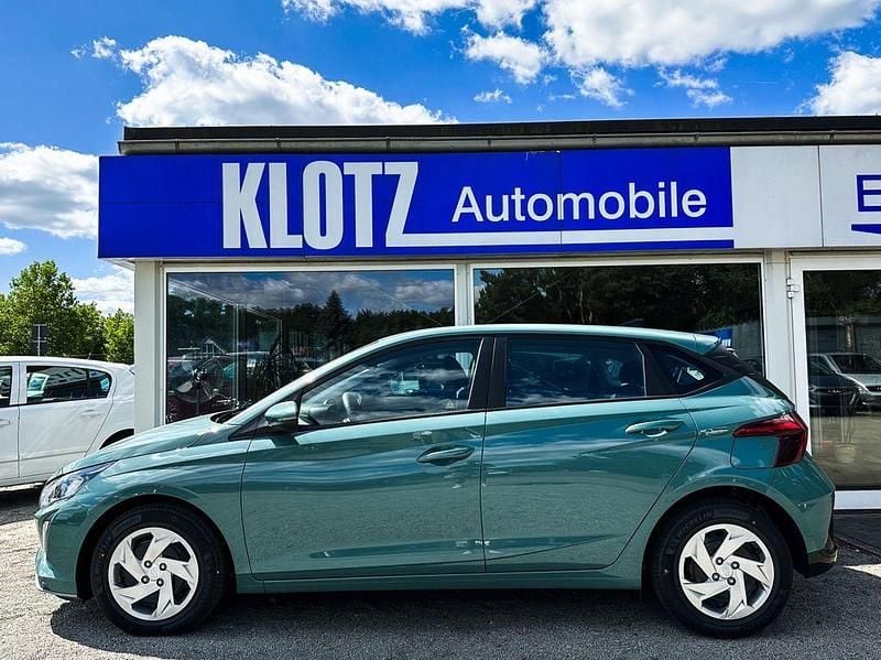 Neu Hyundai i20 101 PS (74 kW) 2025 Grün Limousine