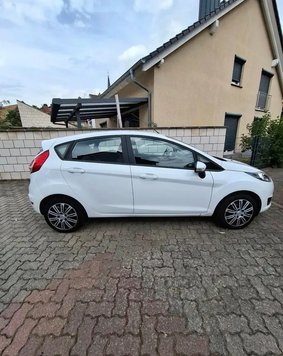 Gebraucht Ford Fiesta Celebration 105 PS (77 kW) 2014 Weiß Kleinwagen