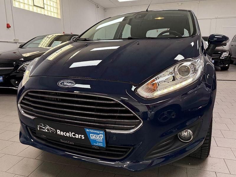 Blau Gebraucht 2016 Ford Fiesta Titanium Kleinwagen | 8.490 € (Etwas zu teuer) - Bild 1/4