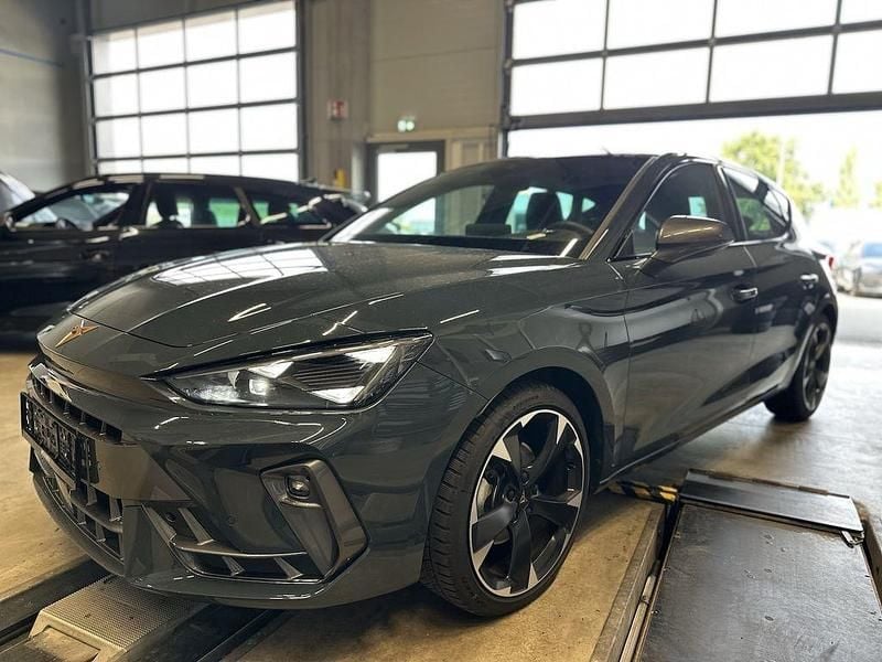 Blau Gebraucht 2025 Cupra Leon Limousine | 27.900 € (Guter Preis) - Bild 1/4