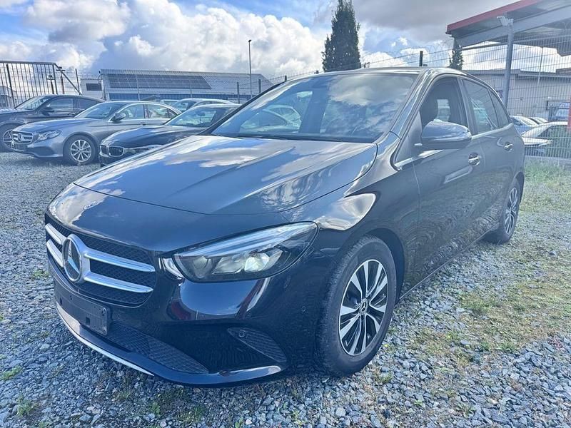 Schwarz Gebraucht 2021 Mercedes B180 Van / Kleinbus | 16.958 € (Superpreis) - Bild 1/4