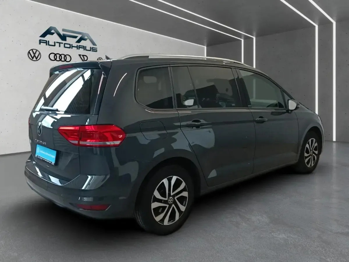 Gebraucht VW Touran Active 150 PS (110 kW) 2022 Grau Van / Kleinbus