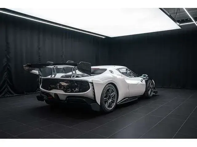 Gebraucht Ferrari 296 700 PS (514 kW) 2024 Bianco avus Coupé