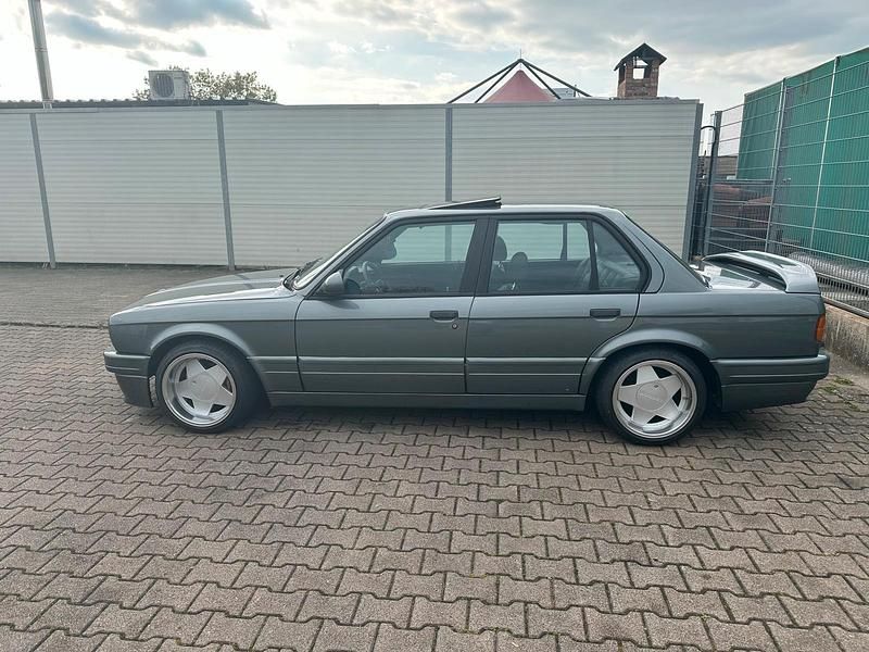 Second-hand BMW 320 Basis 129 CP (94 kW) 1987 Gri Berlinǎ