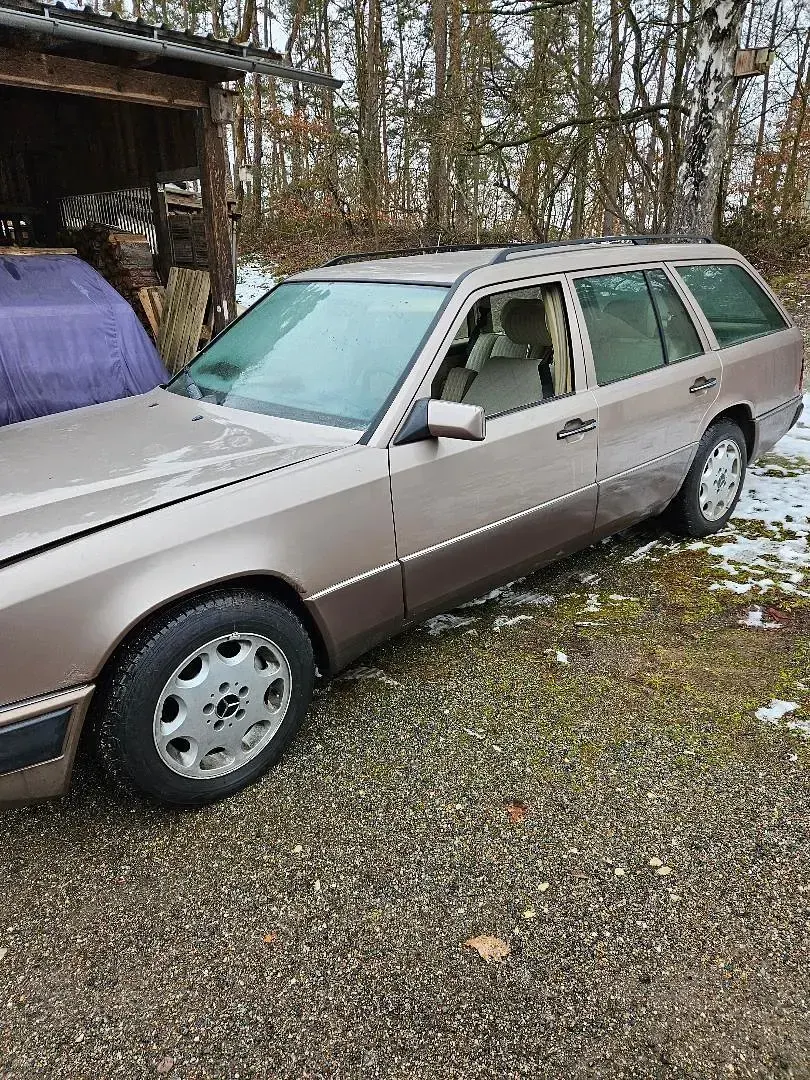 Gebraucht Mercedes E220 150 PS (110 kW) 1993 Gold Kombi