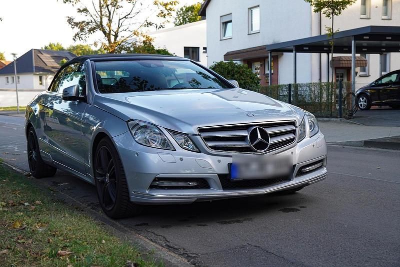 Silber Gebraucht 2011 Mercedes E200 Cabrio | 11.500 € (Fairer Preis) - Bild 1/4