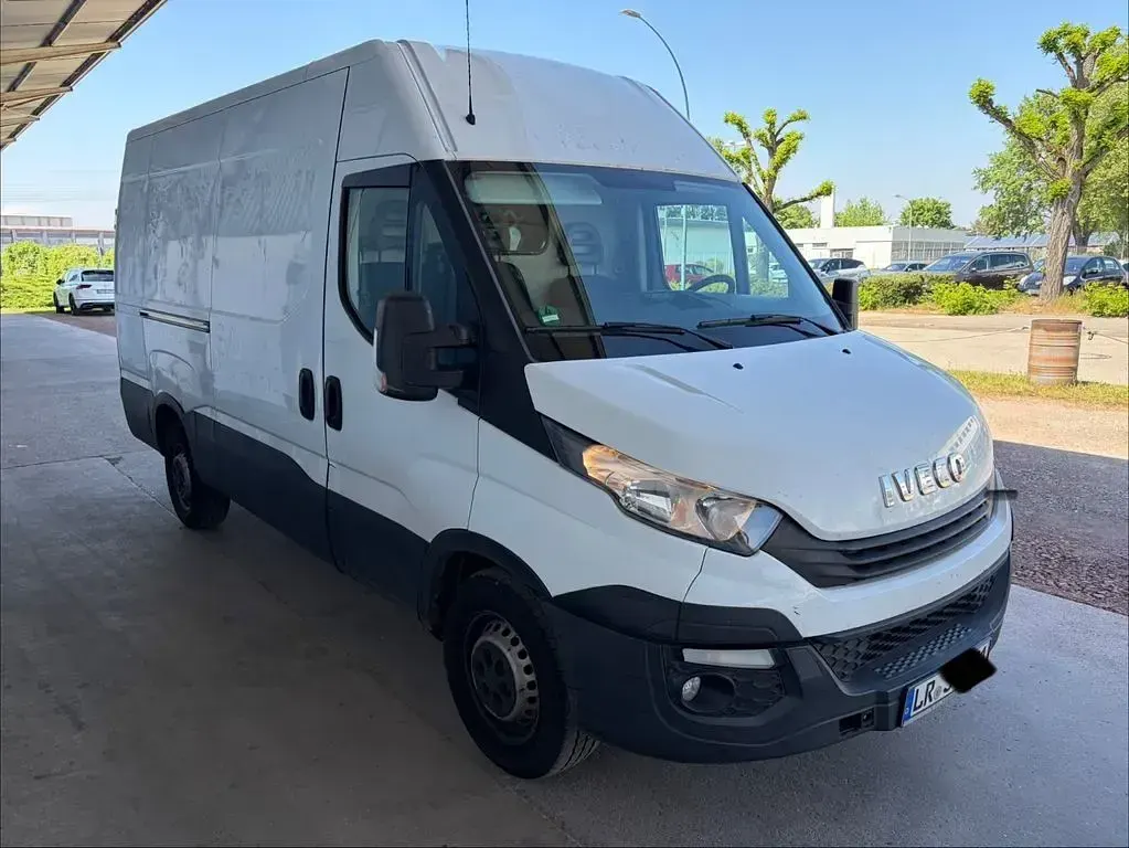 Używany Iveco Daily 136 KM (100 kW) 2017 Biały Minivan