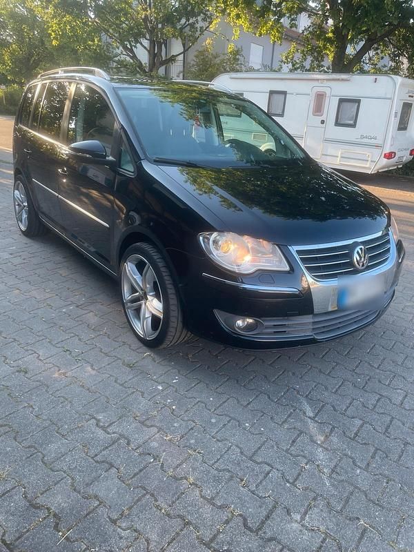 Schwarz Gebraucht 2010 VW Touran Highline Van / Kleinbus | 5.700 € (Fairer Preis) - Bild 1/4