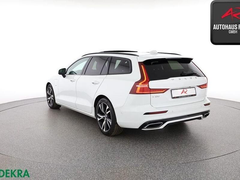 Gebraucht Volvo V60 R-Design 341 PS (250 kW) 2021 Ice white / solid Kombi