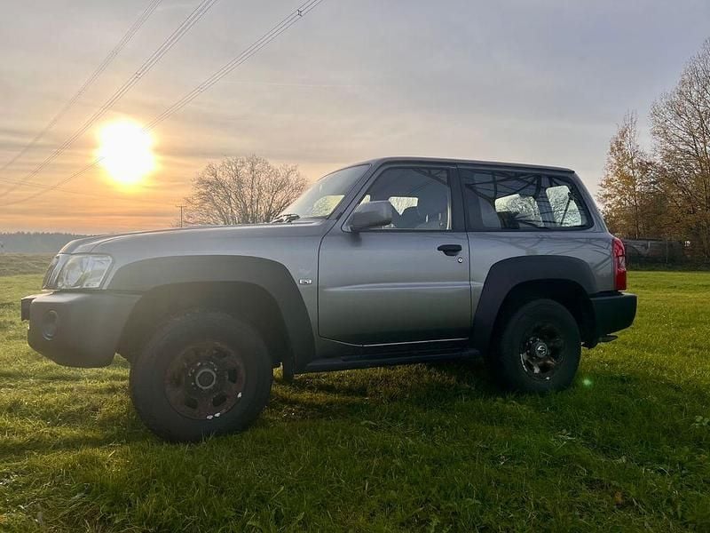 Silber Gebraucht 2005 Nissan Patrol Comfort SUV | 10.899 € - Bild 1/4