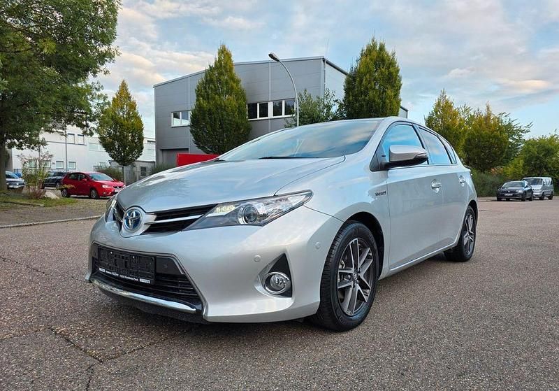 Silber Gebraucht 2015 Toyota Auris Hybrid Comfort Limousine | 13.999 € (Fairer Preis) - Bild 1/4
