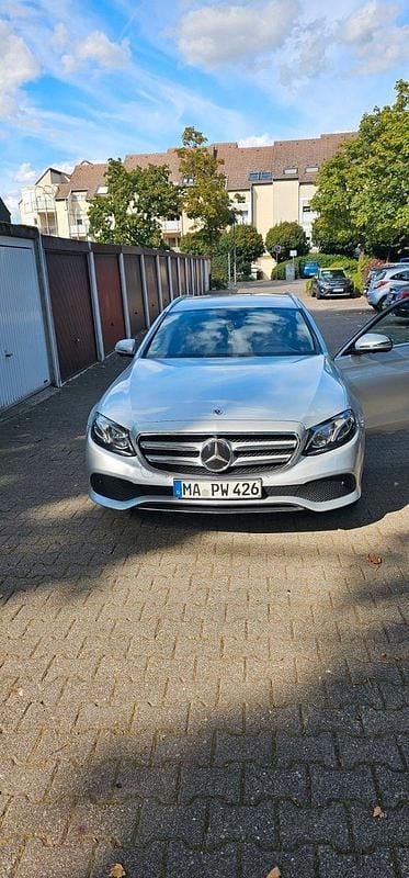 Silber Gebraucht 2017 Mercedes E220 Kombi | 17.900 € (Superpreis) - Bild 1/4