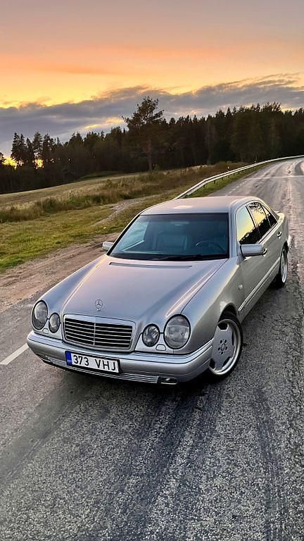Silber Gebraucht 1996 Mercedes E320 Avantgarde Limousine | 8.000 € - Bild 1/4