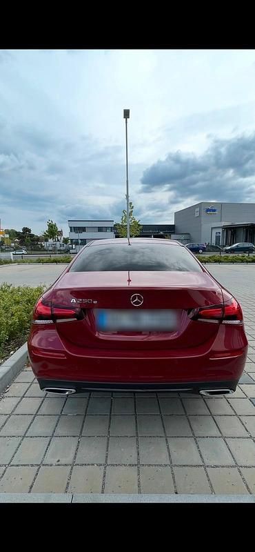 Gebraucht Mercedes A250 Night 160 PS (117 kW) 2021 Rot Limousine