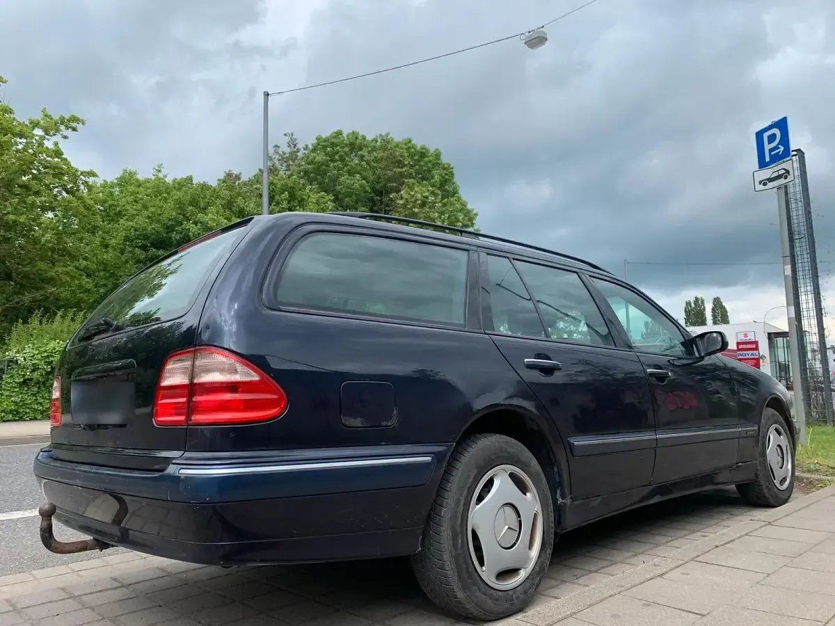 Gebraucht Mercedes E240 170 PS (125 kW) 2001 Blau Kombi