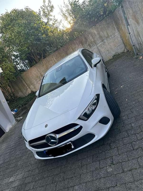 Weiß Gebraucht 2018 Mercedes A180 Limousine | 16.990 € (Superpreis) - Bild 1/4