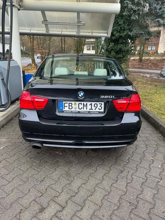 Gebraucht BMW 320 170 PS (125 kW) 2010 Schwarz Limousine