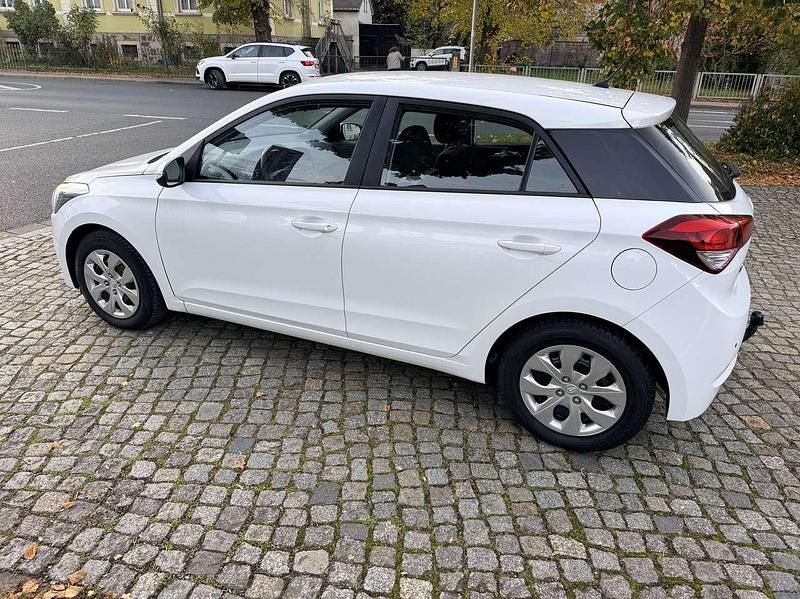 Gebraucht Hyundai i20 Classic 75 PS (55 kW) 2016 Polar white Kleinwagen