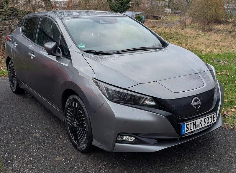 Grau Gebraucht 2023 Nissan Leaf N-Connecta Kleinwagen | 18.900 € (Etwas zu teuer) - Bild 1/4