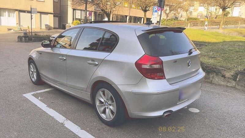 Grau Gebraucht 2009 BMW 120 Sport Line Kleinwagen | 3.200 € (Superpreis) - Bild 1/4