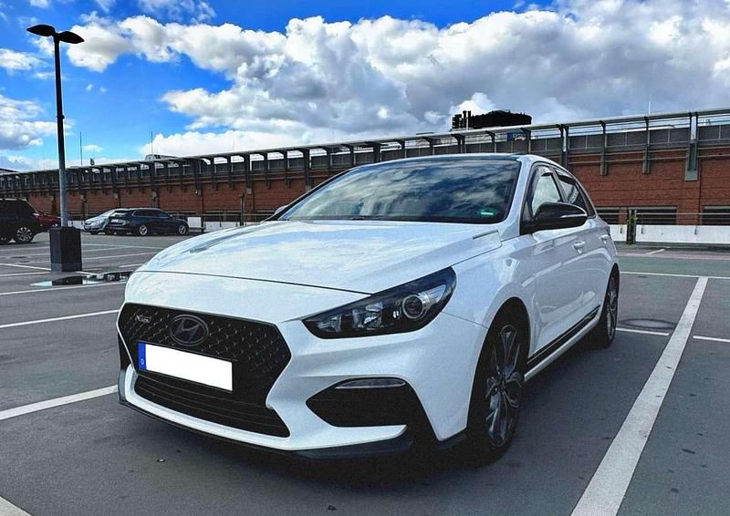Weiß Gebraucht 2018 Hyundai i30 N Line Kleinwagen | 14.499 € (Fairer Preis) - Bild 1/2