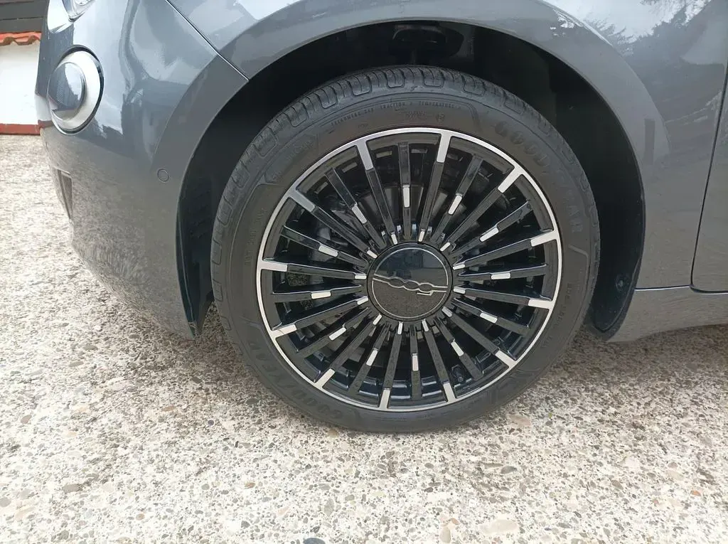 Gebraucht Fiat 500e La Prima 86 kW (118 PS) 2022 Grau Kleinwagen