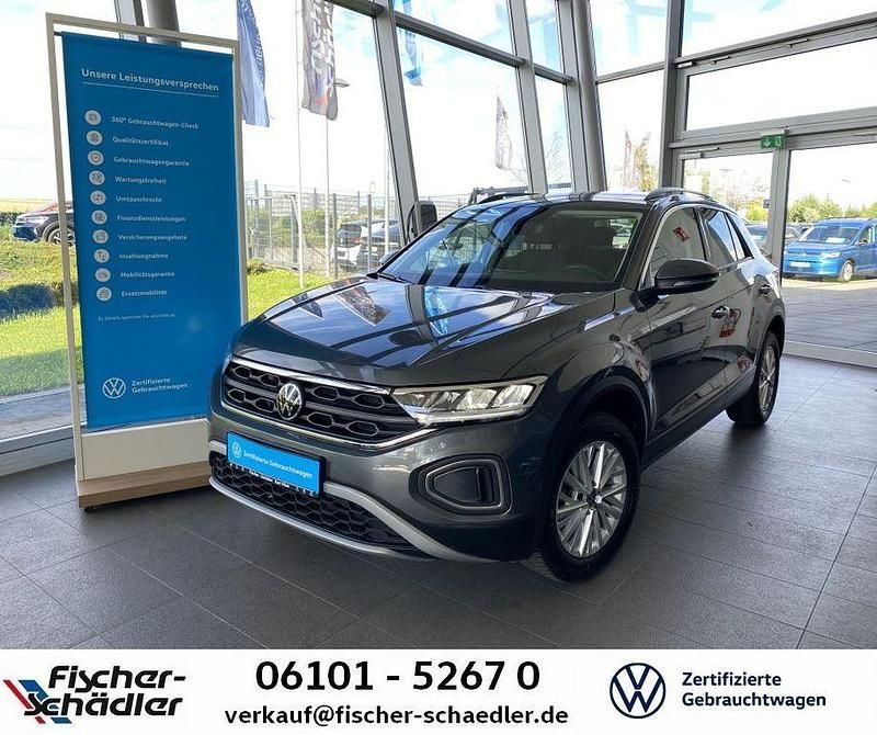 Indiumgrau (metallic) Gebraucht 2024 VW T-Roc Life SUV | 21.850 € (Superpreis) - Bild 1/4