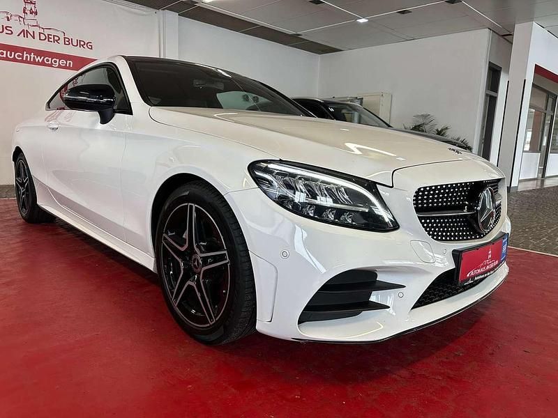 Polarweiss Gebraucht 2019 Mercedes C180 AMG line Coupé | 26.999 € (Fairer Preis) - Bild 1/4