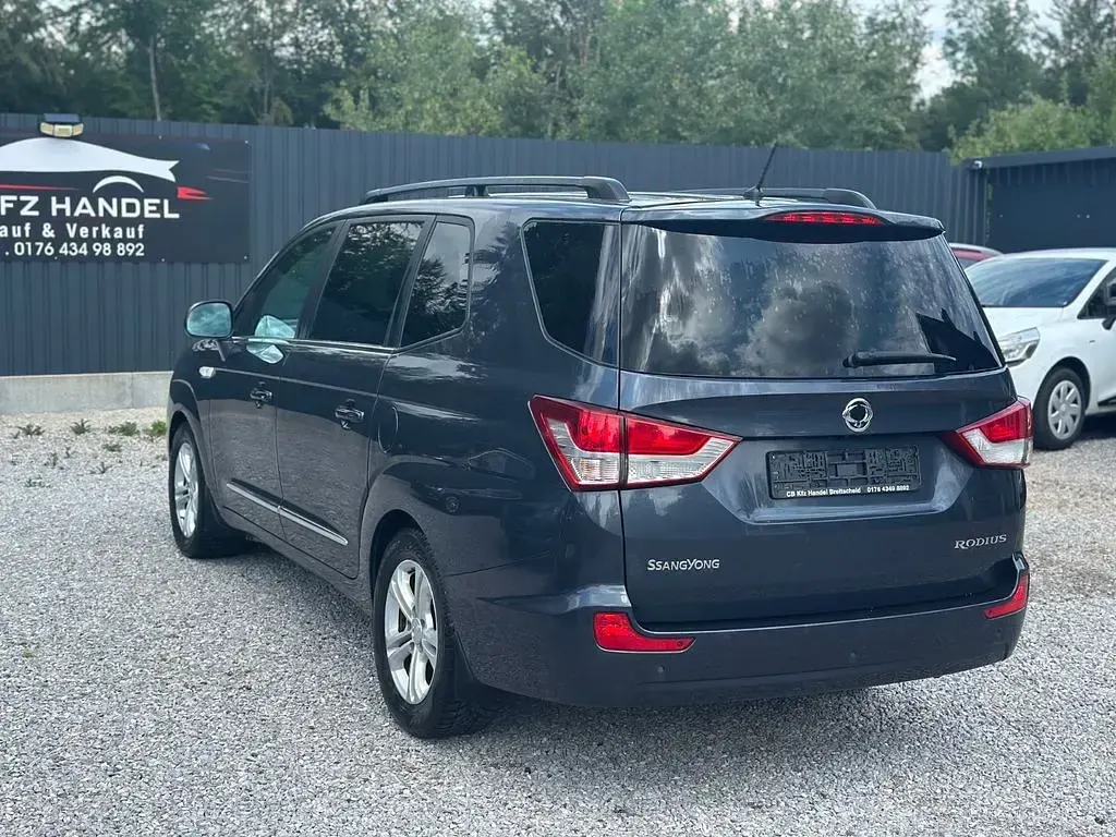 Gebraucht SsangYong Rodius Quartz 178 PS (130 kW) 2017 Grau Van / Kleinbus