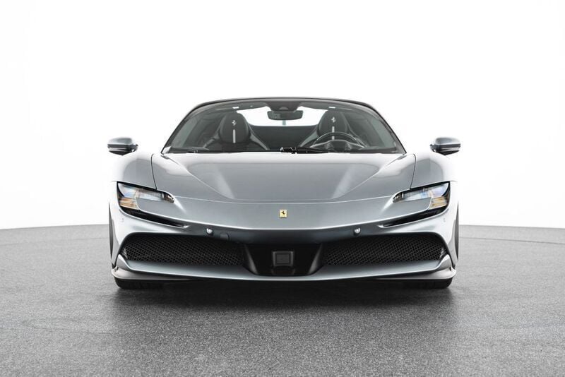Second-hand Ferrari SF90 780 CP (573 kW) 2024 Gri Cabrio