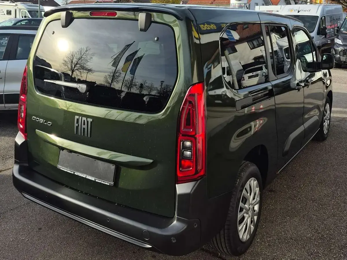 Neu Fiat Doblò 131 PS (96 kW) 2025 Khaki Van / Kleinbus