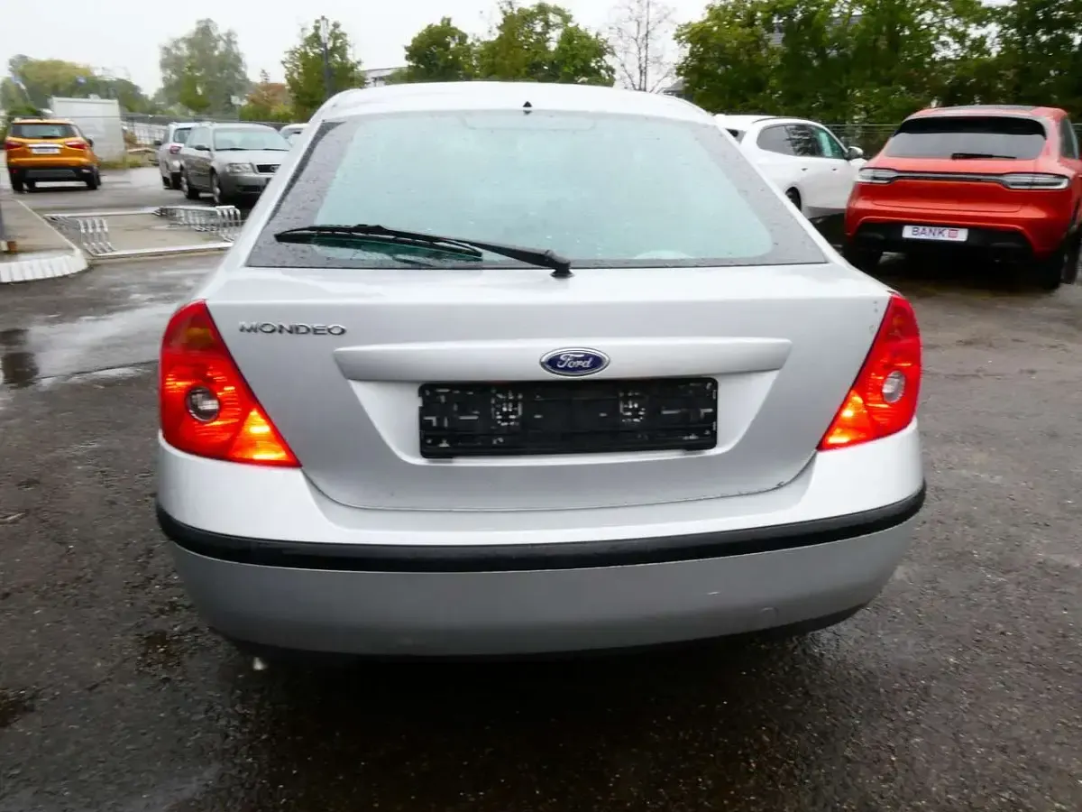 Gebraucht Ford Mondeo Ambiente 125 PS (91 kW) 2001 Silber Limousine
