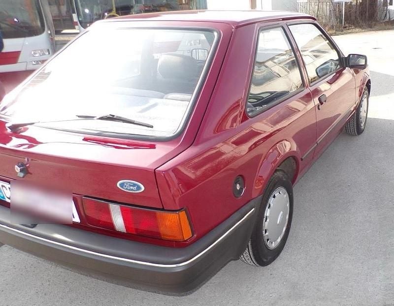 Second-hand Ford Escort 75 CP (55 kW) 1986 Roșu Berlinǎ