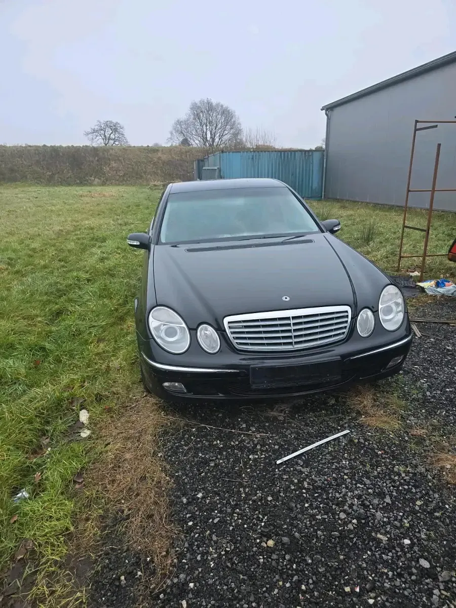 Usado Mercedes E220 150 CV (110 kW) 2004 Negro Berlina