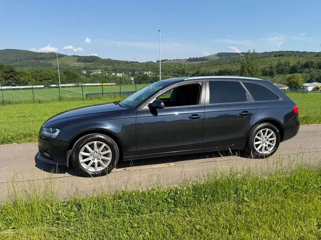 Gebraucht Audi A4 Attraction 177 PS (130 kW) 2014 Blau Kombi