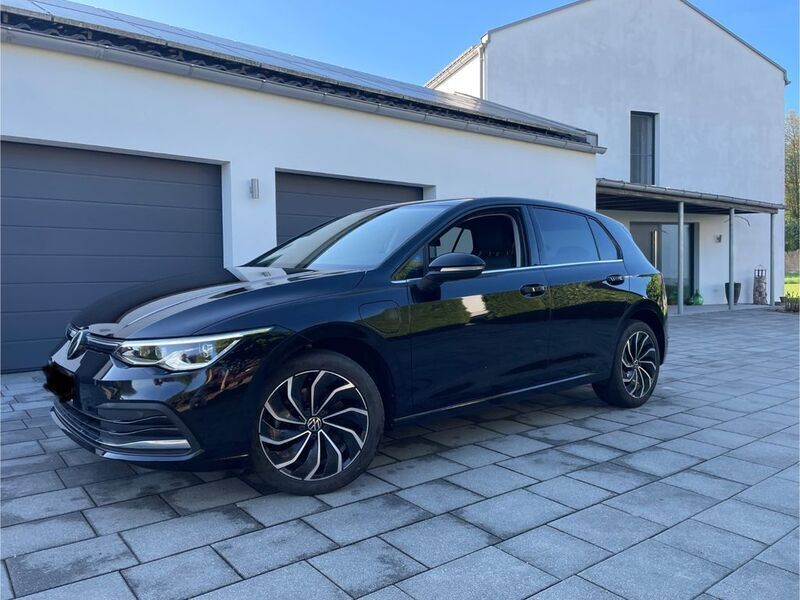 Schwarz Gebraucht 2022 VW Golf VIII Style Limousine | 21.990 € (Guter Preis) - Bild 1/4