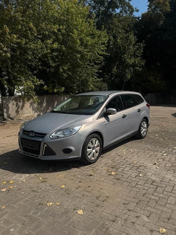 Grau Gebraucht 2014 Ford Focus Kombi | 2.650 € (Superpreis) - Bild 1/4