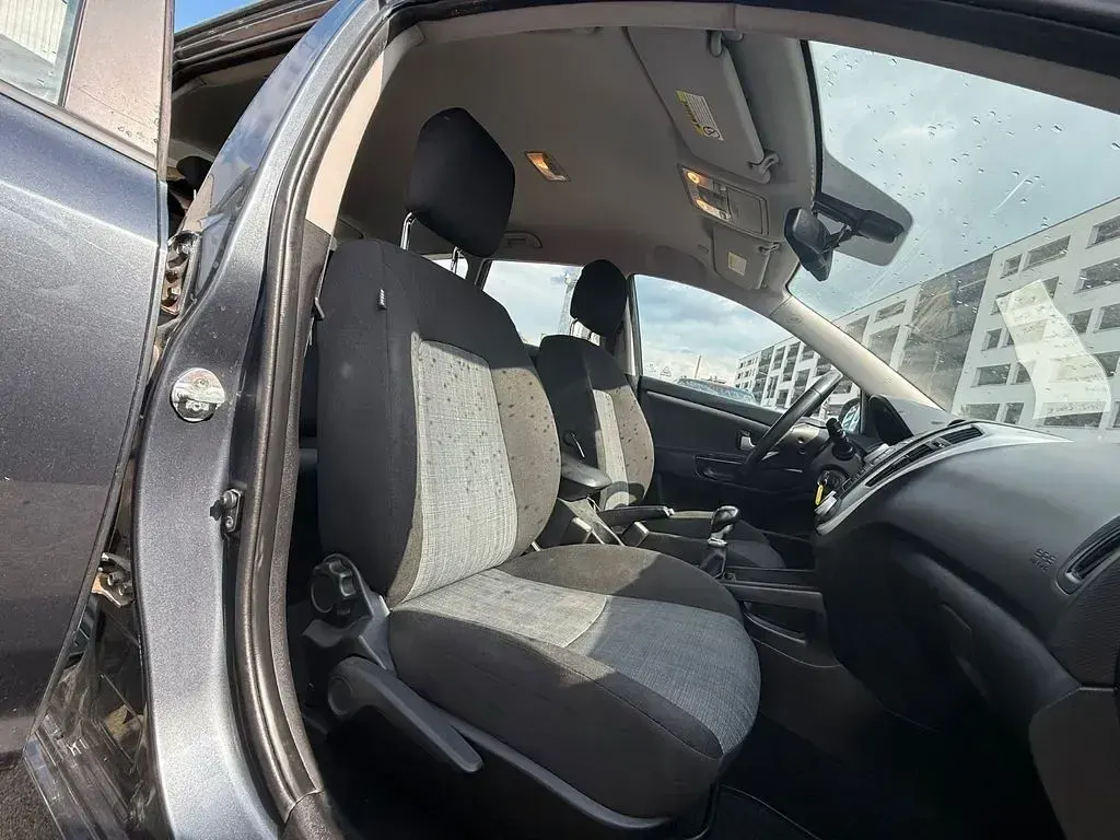 Używany Kia Ceed 116 KM (85 kW) 2011 Szary Hatchback