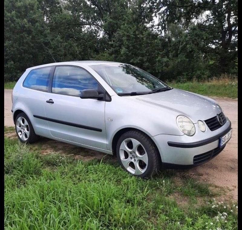 Silber Gebraucht 2003 VW Polo Basis Limousine | 2.000 € (Fairer Preis) - Bild 1/4
