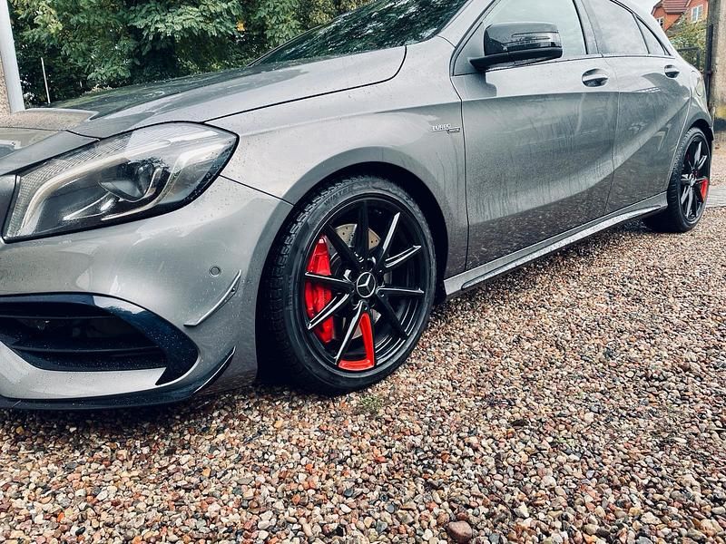 Grau Gebraucht 2017 Mercedes A45 AMG AMG Limousine | 27.000 € (Fairer Preis) - Bild 1/4