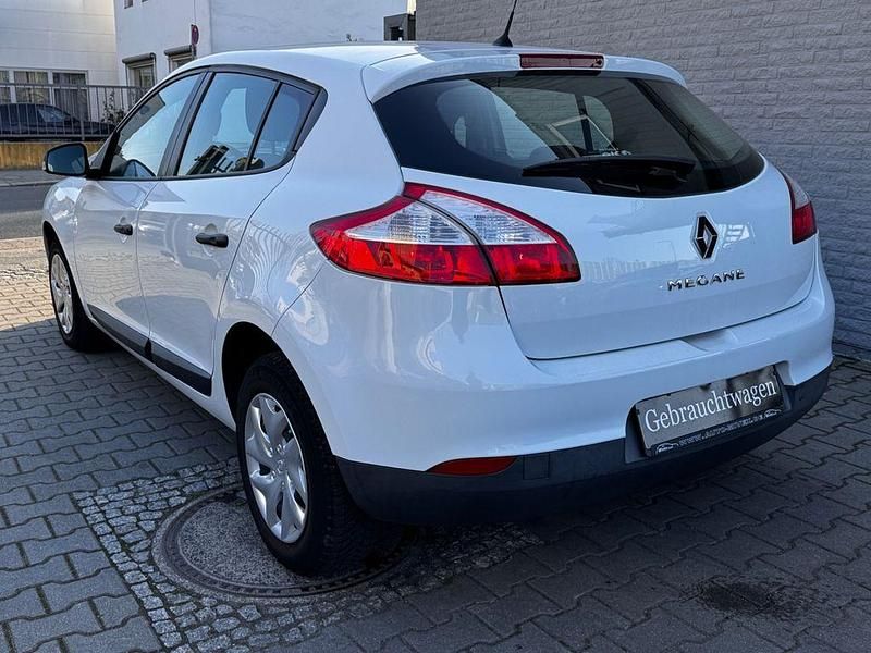 Gebraucht Renault Mégane Authentique 101 PS (74 kW) 2013 Gletscherweiss Limousine