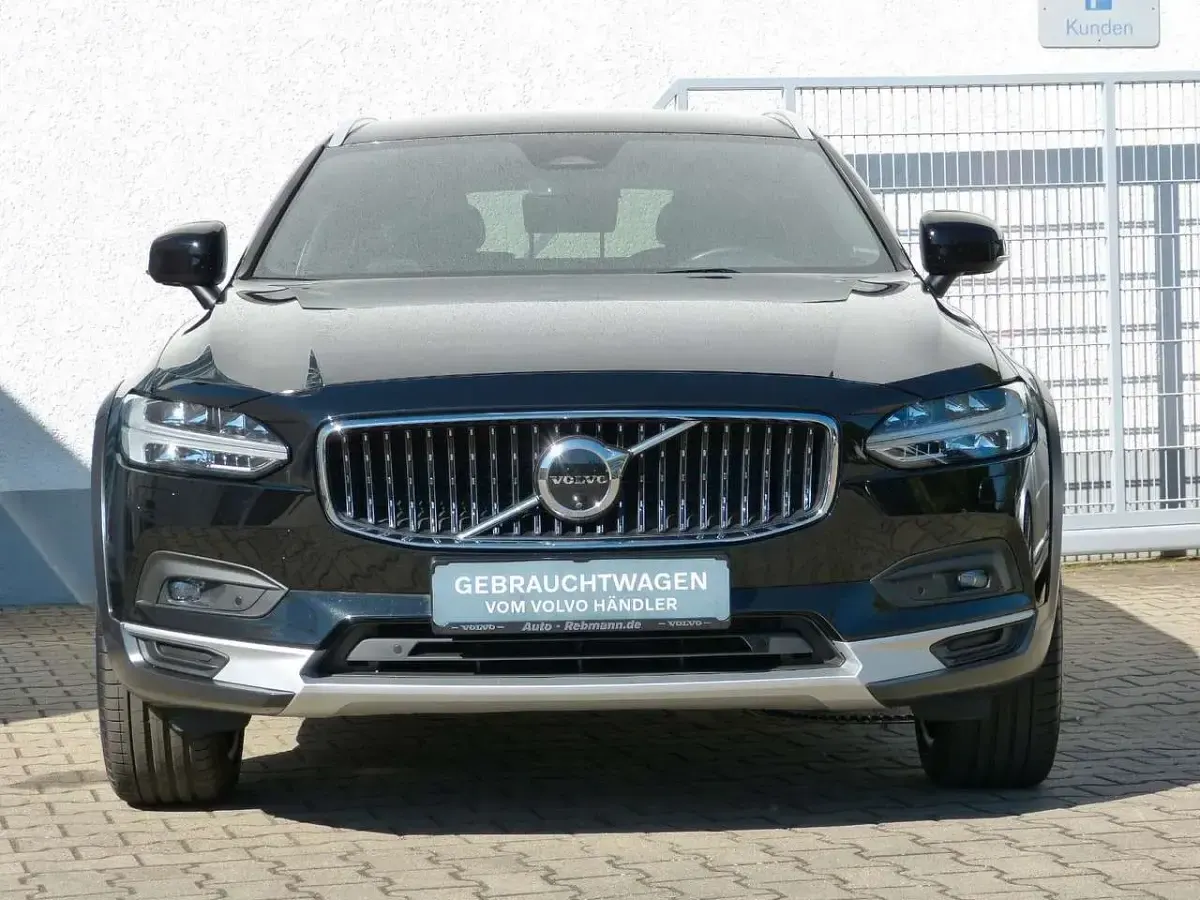 Gebraucht Volvo V90 CC Plus 197 PS (144 kW) 2024 Onyx black Kombi
