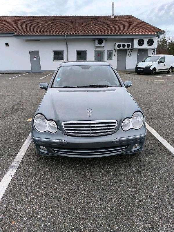 Grau Gebraucht 2005 Mercedes C180 Limousine | 2.700 € (Guter Preis) - Bild 1/4