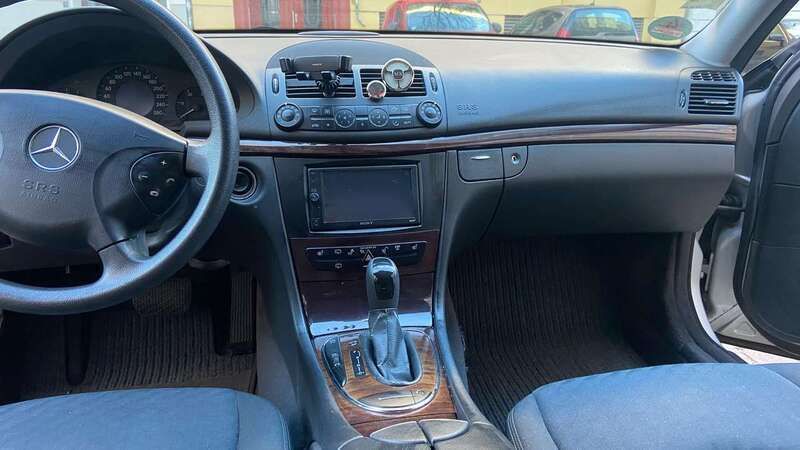 Silber Gebraucht 2004 Mercedes E280 Kombi | 3.999 € - Bild 1/4