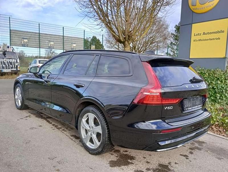 Gebraucht Volvo V60 Plus 197 PS (144 kW) 2024 Schwarz Kombi