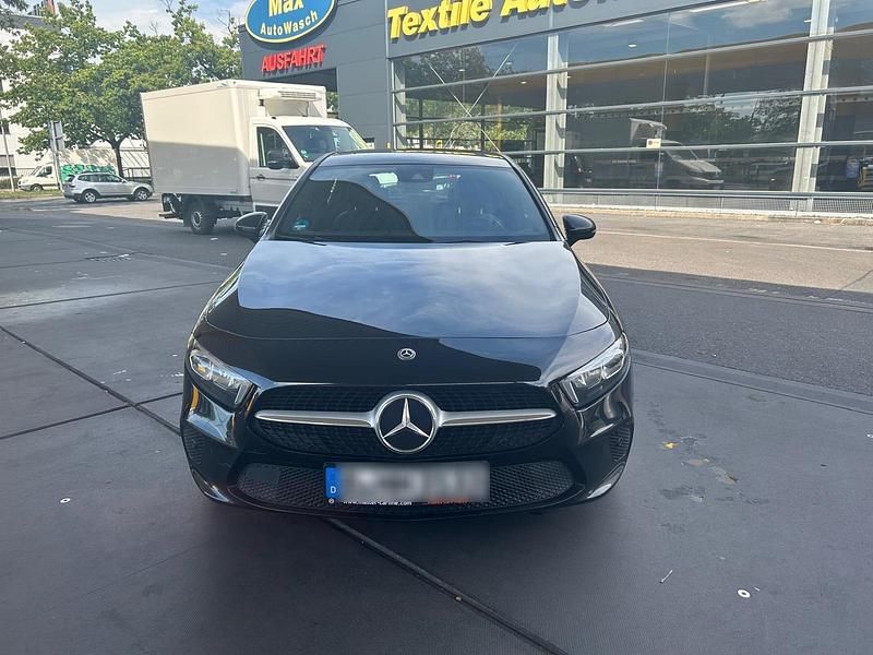 Schwarz Gebraucht 2020 Mercedes A180 Kleinwagen | 17.500 € - Bild 1/4